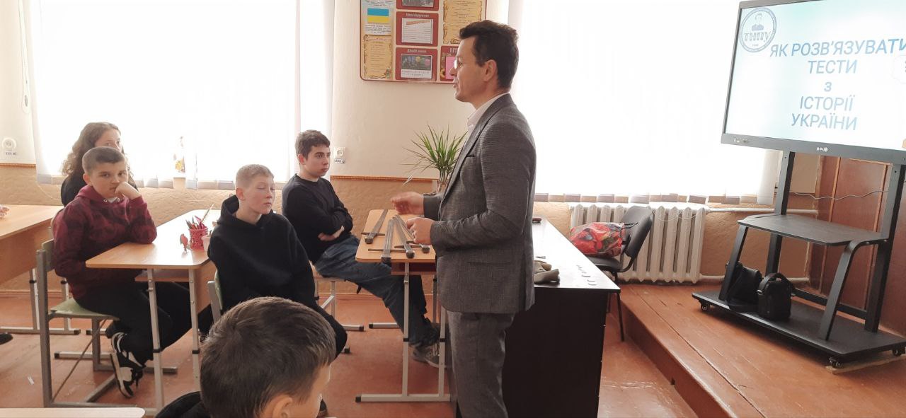 Презентація артефактів Володимиром Кіцаком